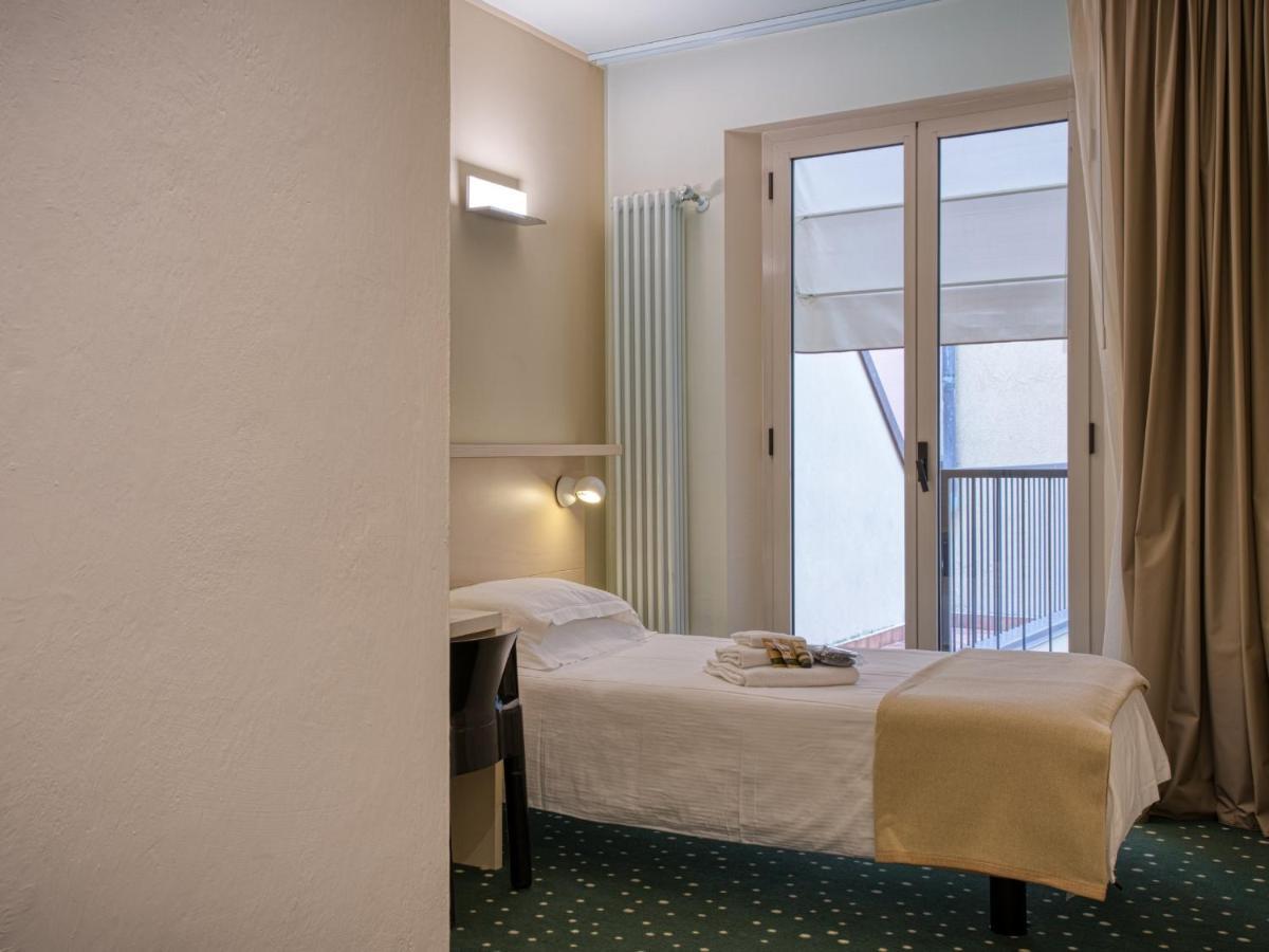 Hotel Piroscafo Desenzano del Garda Exterior photo
