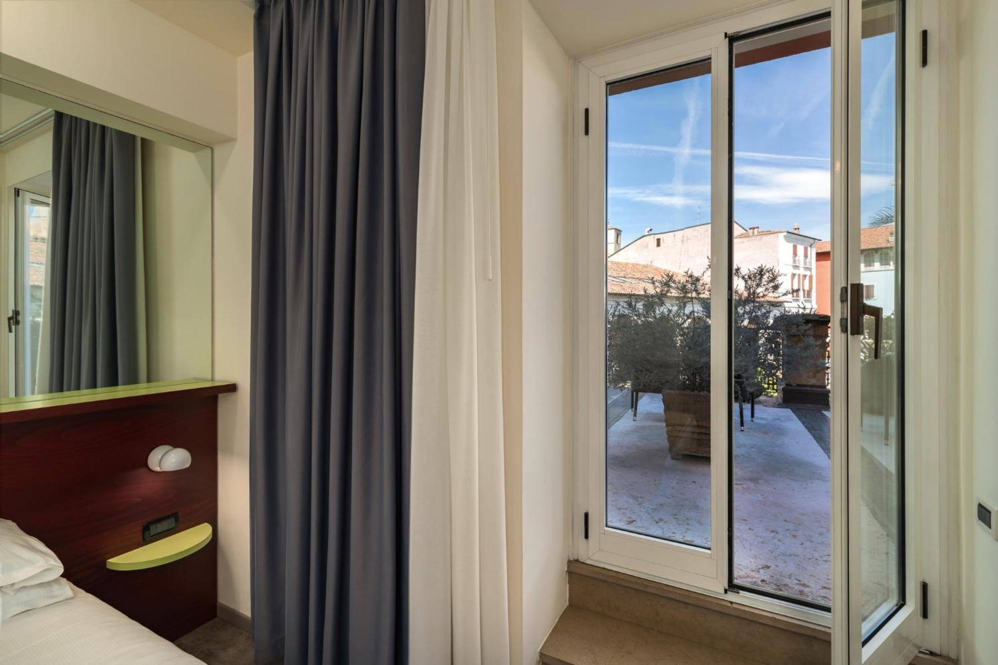 Hotel Piroscafo Desenzano del Garda Exterior photo